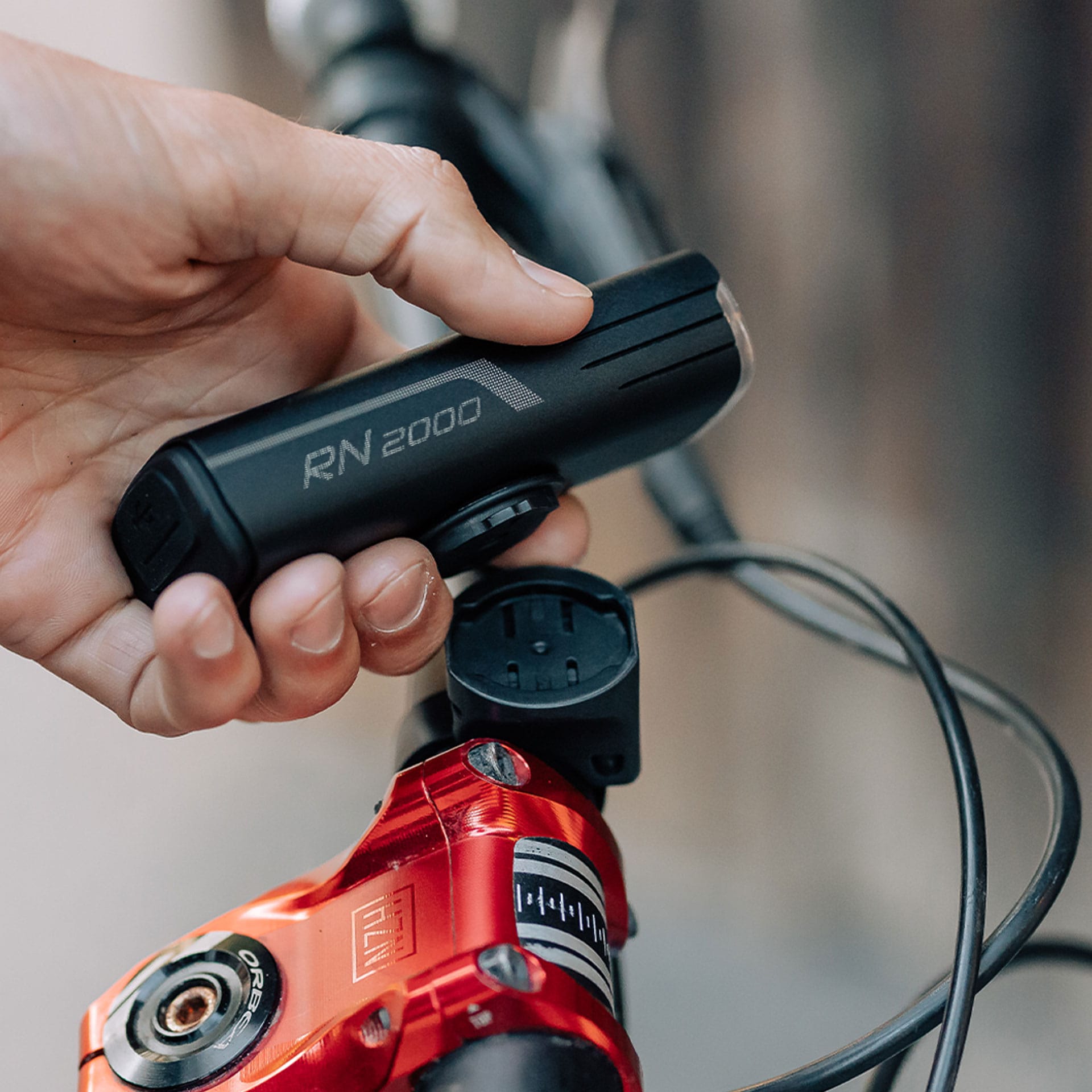 Olight - RN 2000 - Vorderes Fahrradlicht mit Halterung - 2000 Lumen