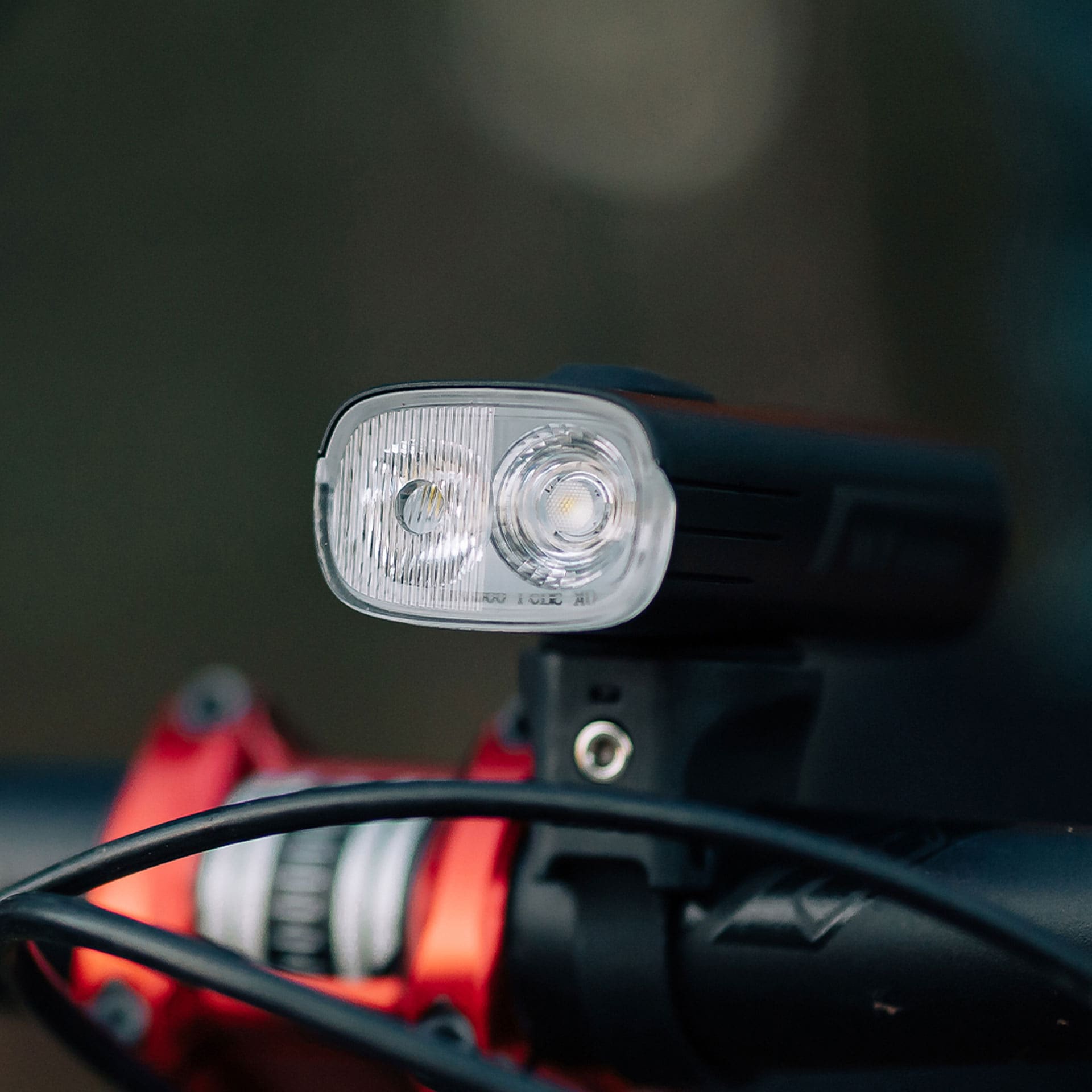 Olight - RN 2000 - Vorderes Fahrradlicht mit Halterung - 2000 Lumen