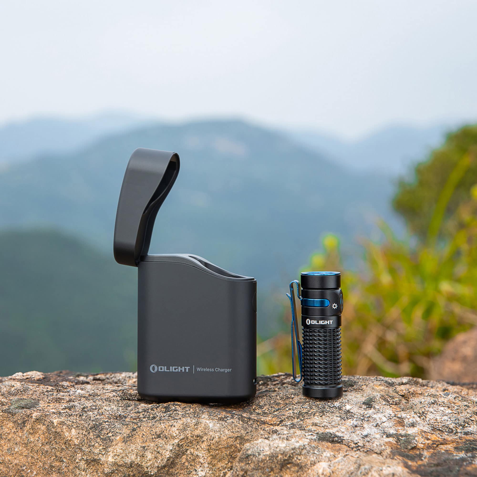 Olight - Baton 4 Premium Edition- Akku-Taschenlampe mit Kabellosem Ladeetui 1300 Lumen - Black