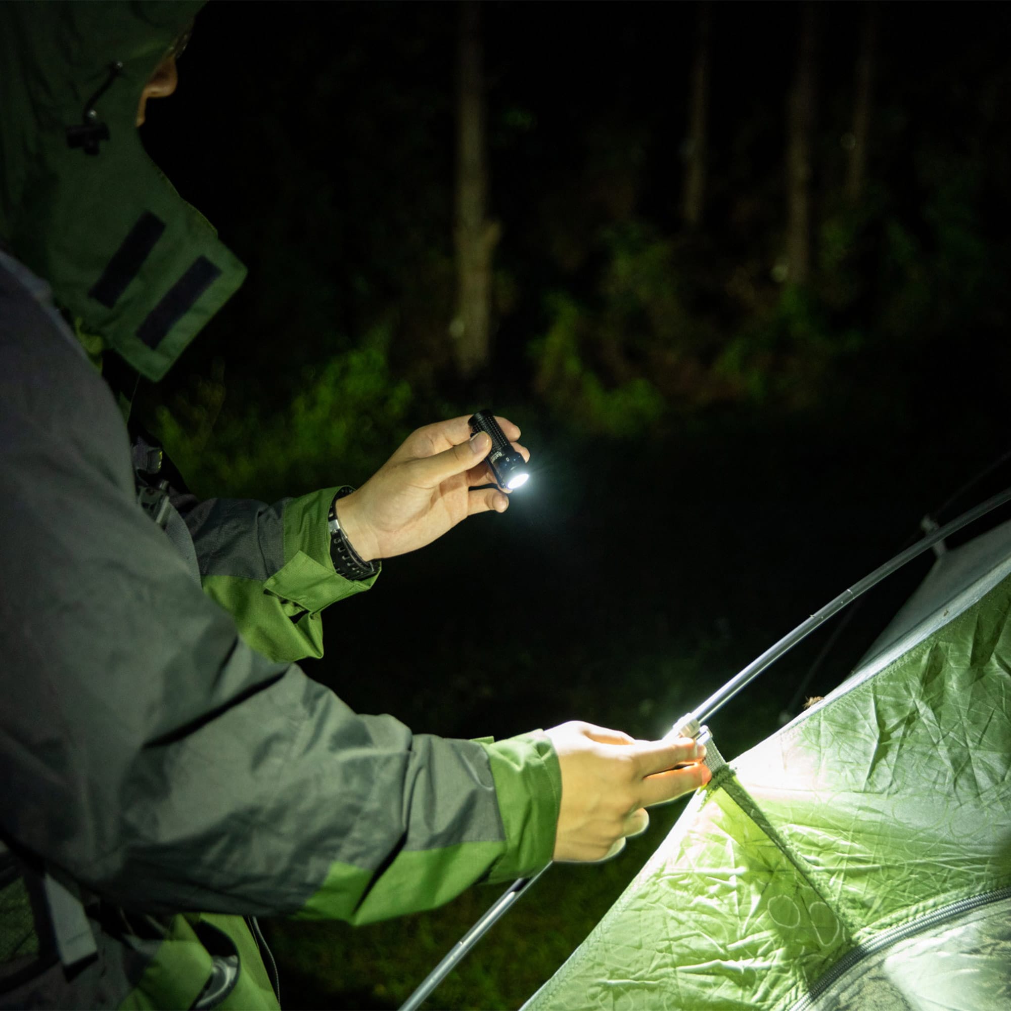 Olight - Baton 4 Premium Edition- Akku-Taschenlampe mit Kabellosem Ladeetui 1300 Lumen - Black