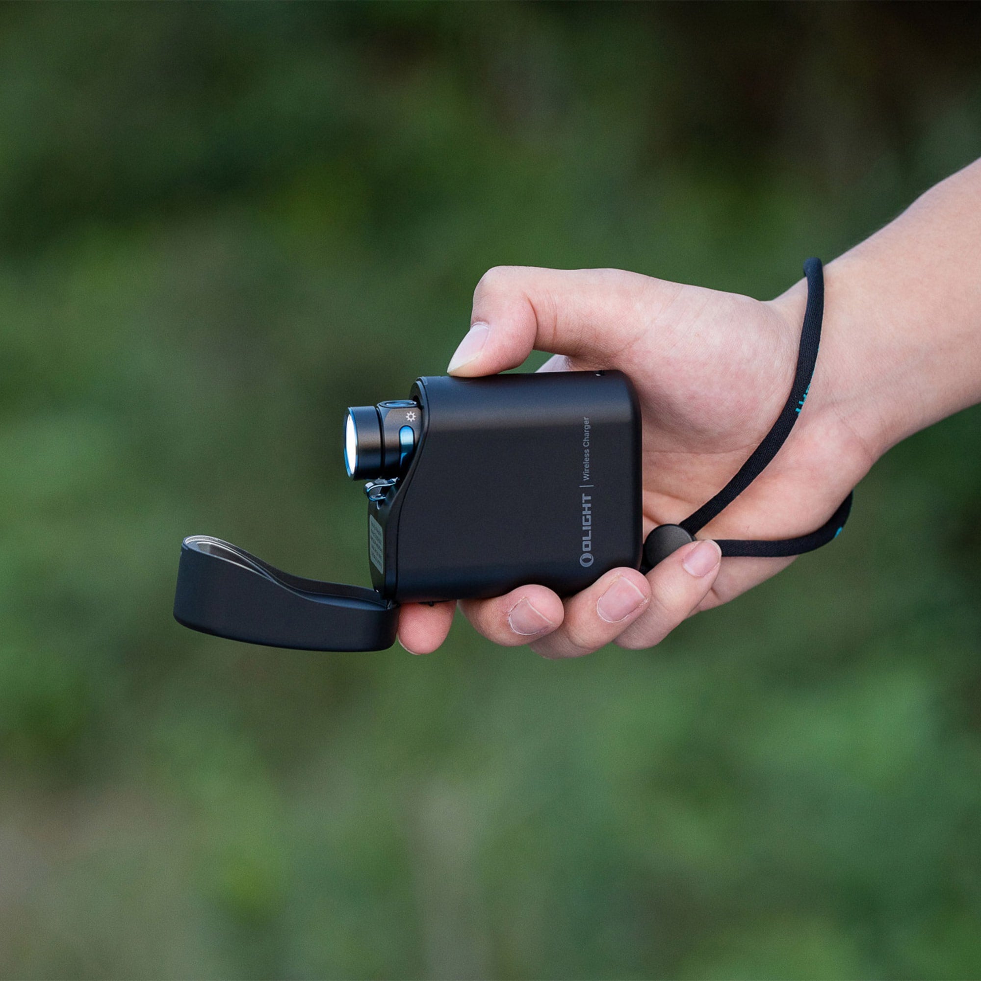 Olight - Baton 4 Premium Edition- Akku-Taschenlampe mit Kabellosem Ladeetui 1300 Lumen - Black