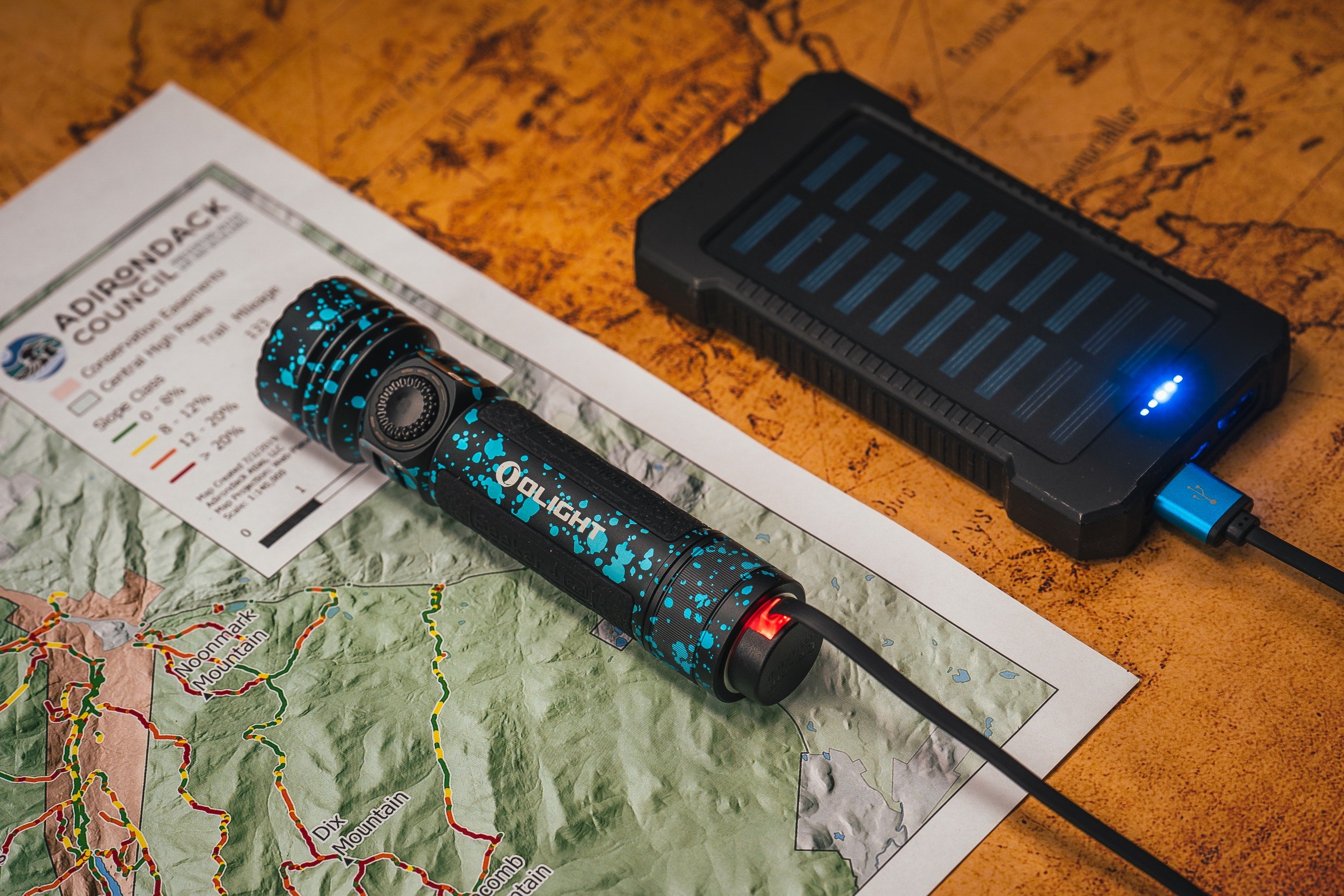 Olight - Seeker 4 Pro Cool White Deep Ocean - taktischer Suchscheinwerfer - 4600 Lumen