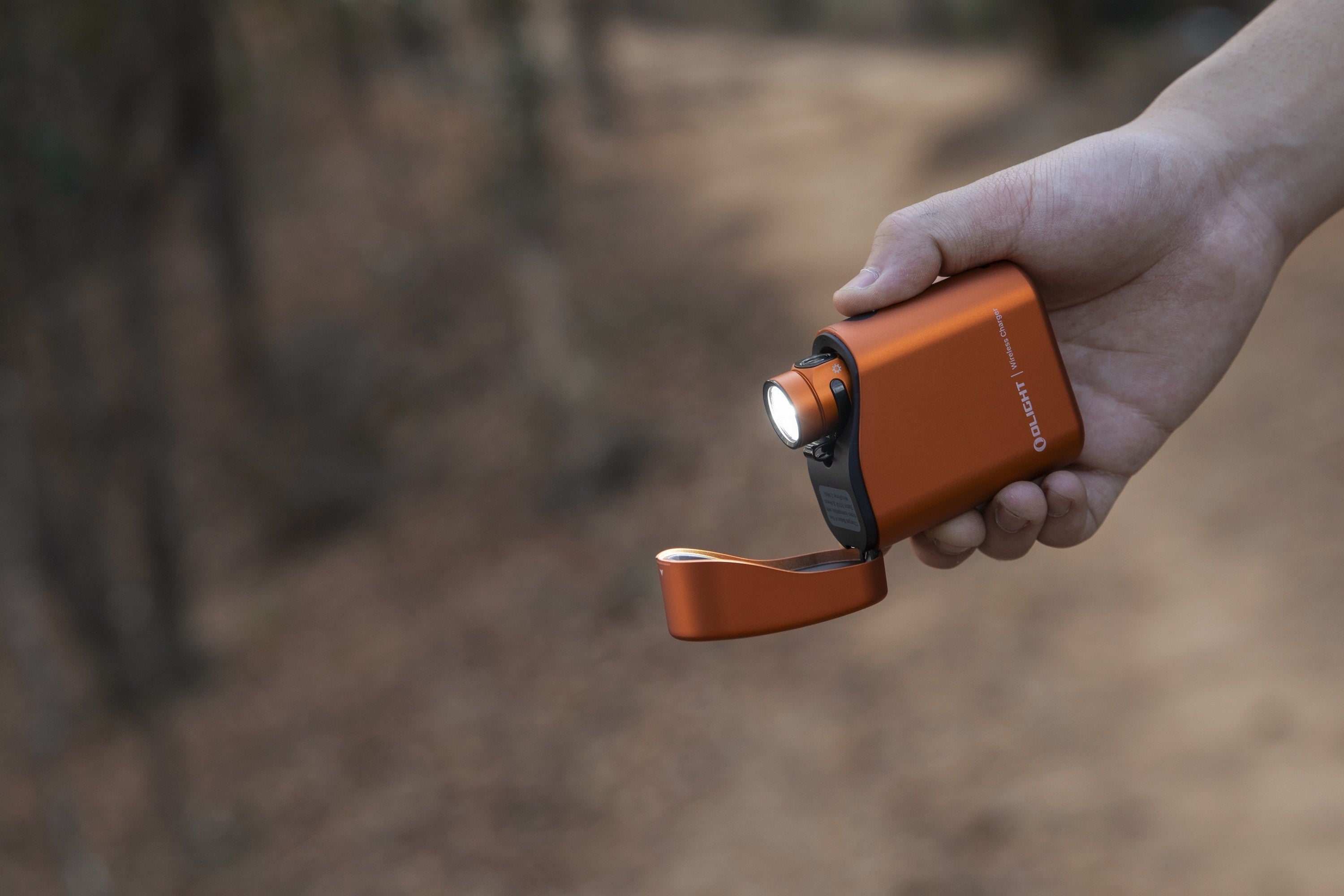 Olight - Baton 4 Premium Edition Orange - Taschenlampe mit kabelloser Ladestation - 1300 Lumen