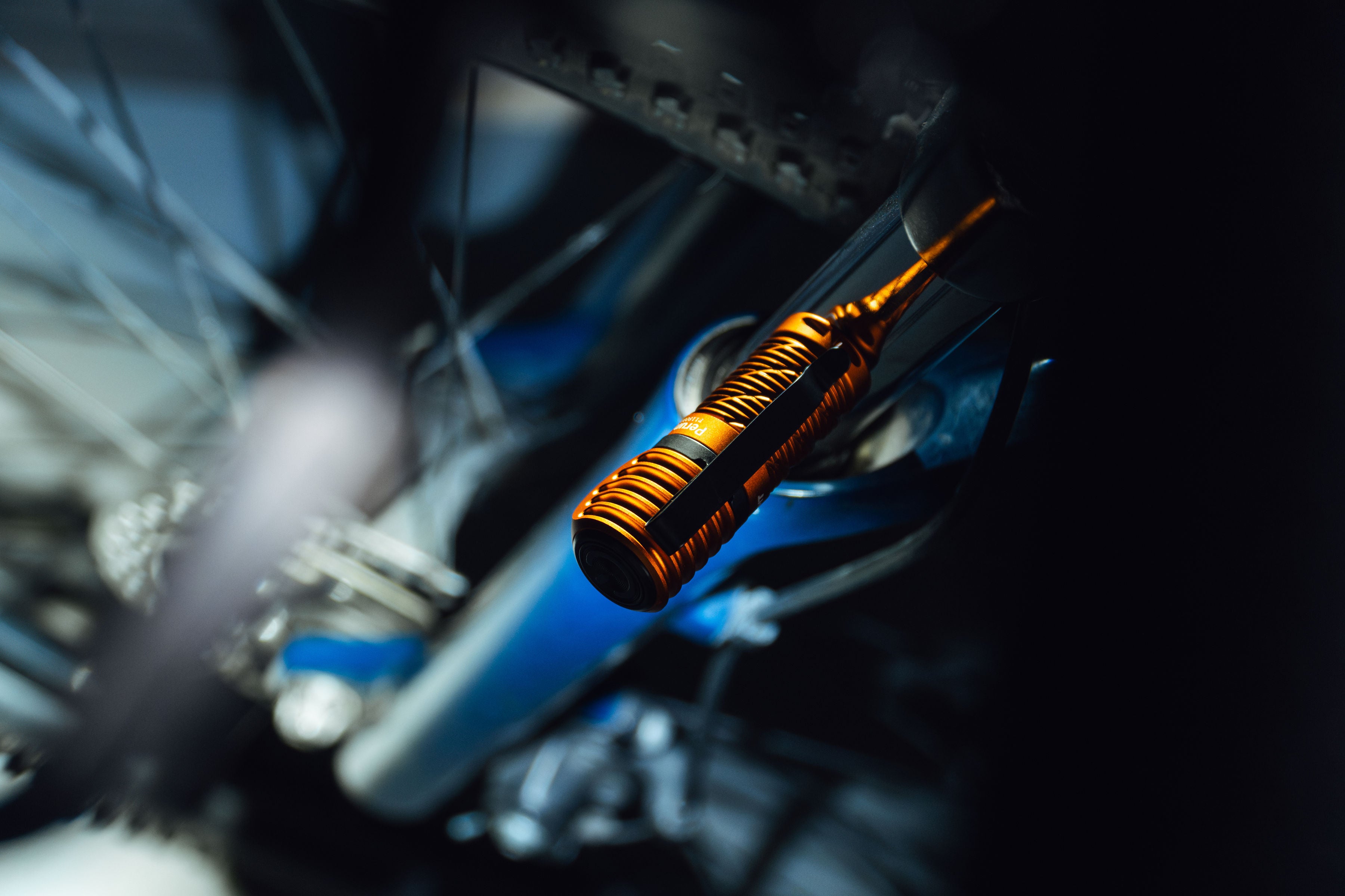 Olight - Perun 3 Mini Premium Cool White Orange - Stirn- und Winkeltaschenlampe mit Stirnband - 1250 Lumen