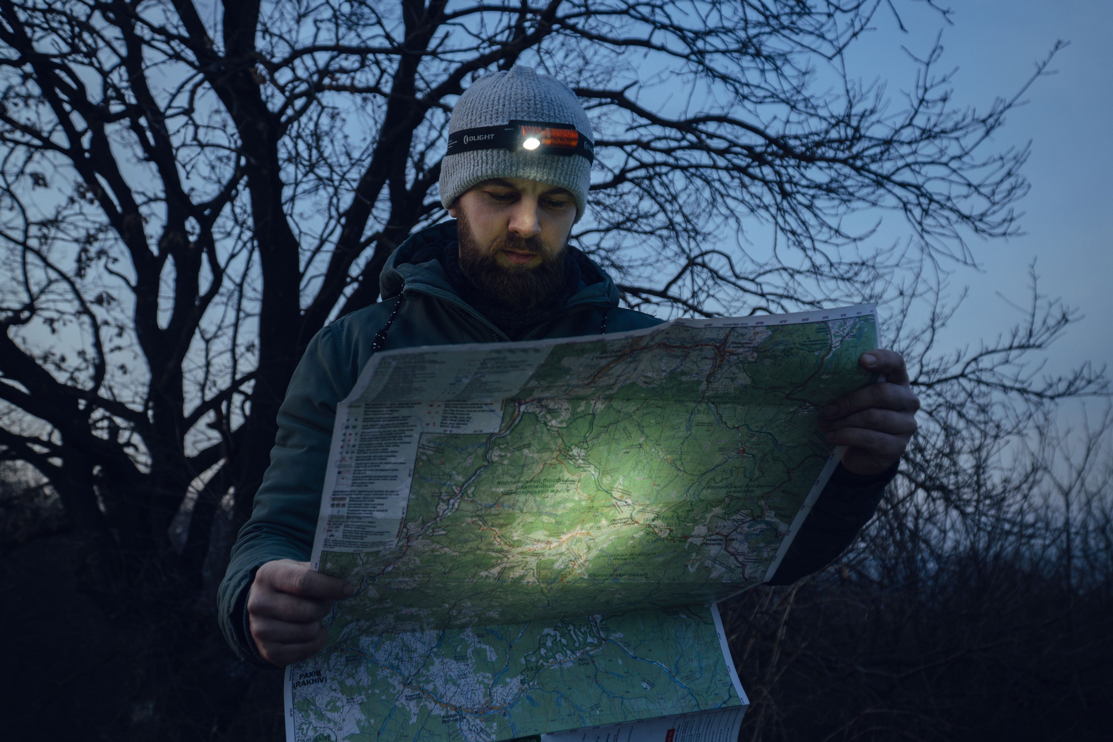 Olight - Perun 3 Mini Premium Cool White Orange - Stirn- und Winkeltaschenlampe mit Stirnband - 1250 Lumen