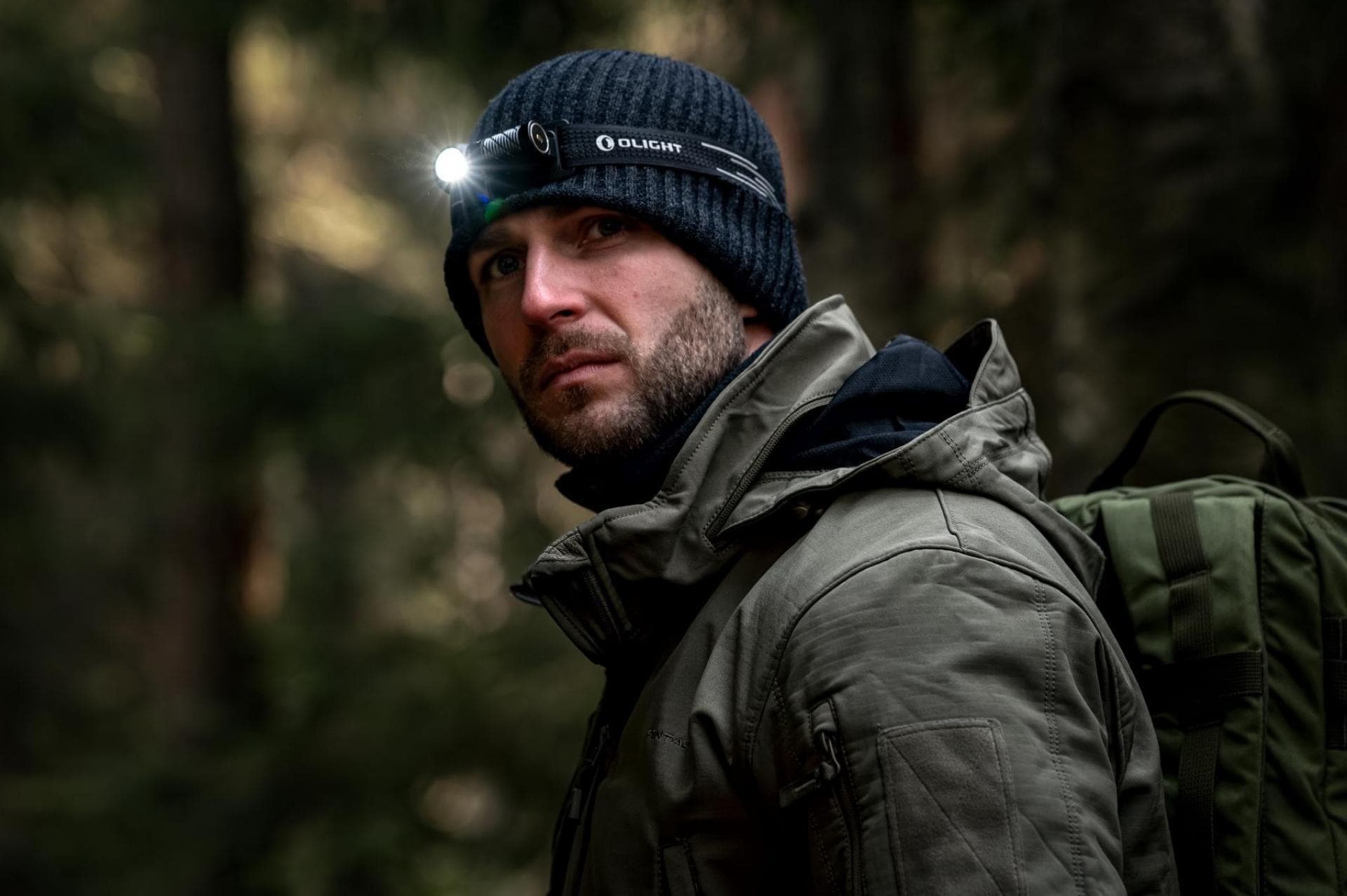 Olight - Perun 3 Mini Cool White Black Stirn- und Winkeltaschenlampe mit Stirnband - 1250 Lumen