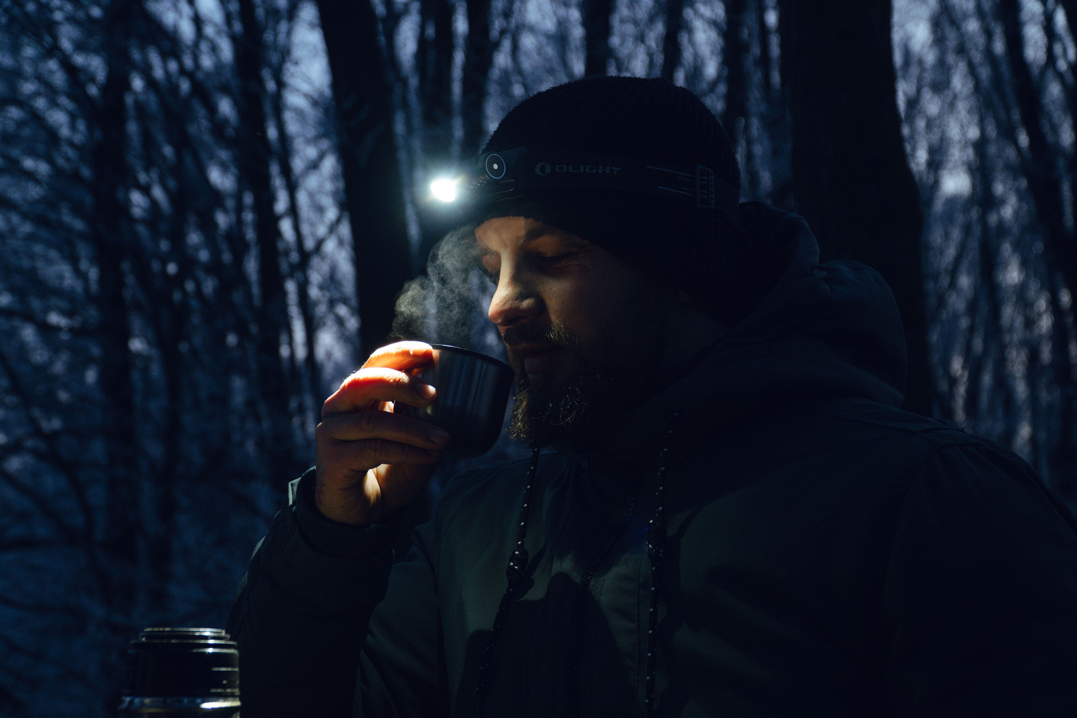 Olight - Perun 3 Mini Cool White Black Stirn- und Winkeltaschenlampe mit Stirnband - 1250 Lumen