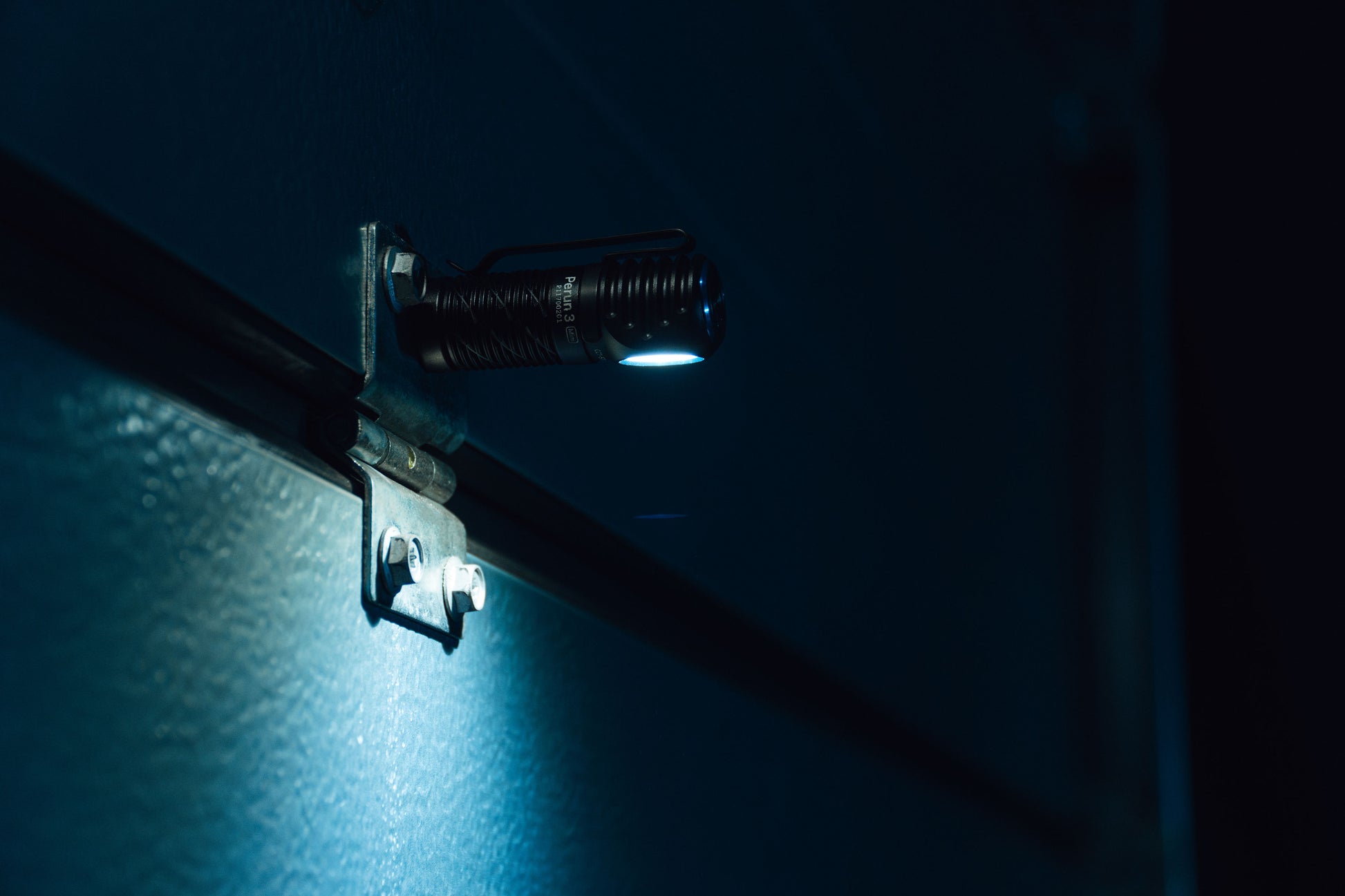 Olight - Perun 3 Mini Cool White Black Stirn- und Winkeltaschenlampe mit Stirnband - 1250 Lumen