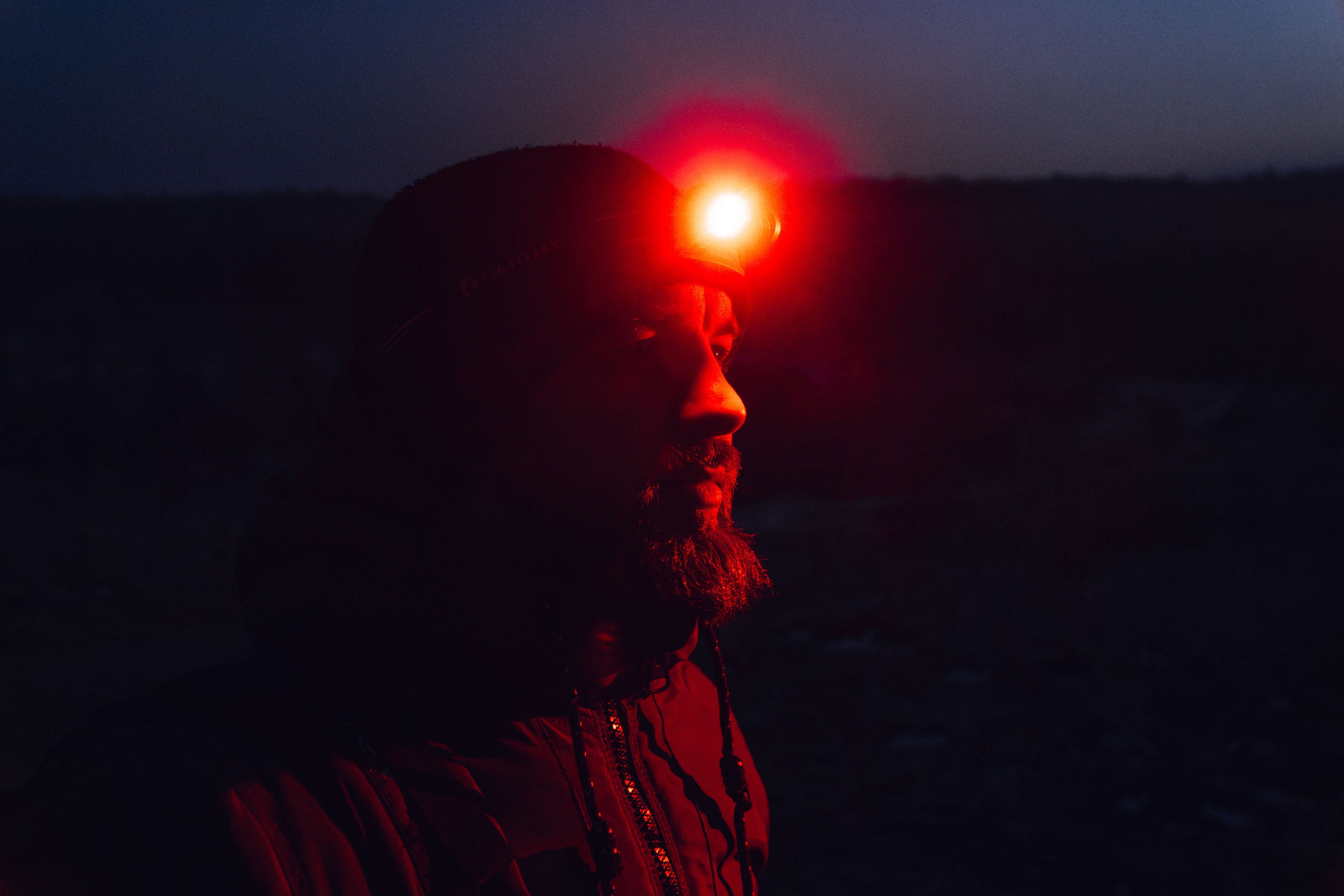 Olight - Perun 3 Mini HCRI Neutral White Black - Kopf- und Winkeltaschenlampe mit Stirnband - 920 Lumen