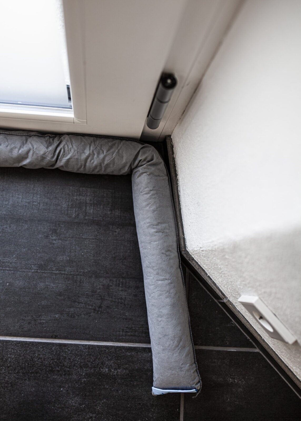 Loidhold Wasserschutzschlauch – Zugluftstopper sofort Einsatzbereit Länge: 120 cm bis 20 Laufmeter x Höhe: 7,5 cm rund – Stapelbar – 25 fache Saugkraft des Eigengewichts – permanent wieder Einsetzbar